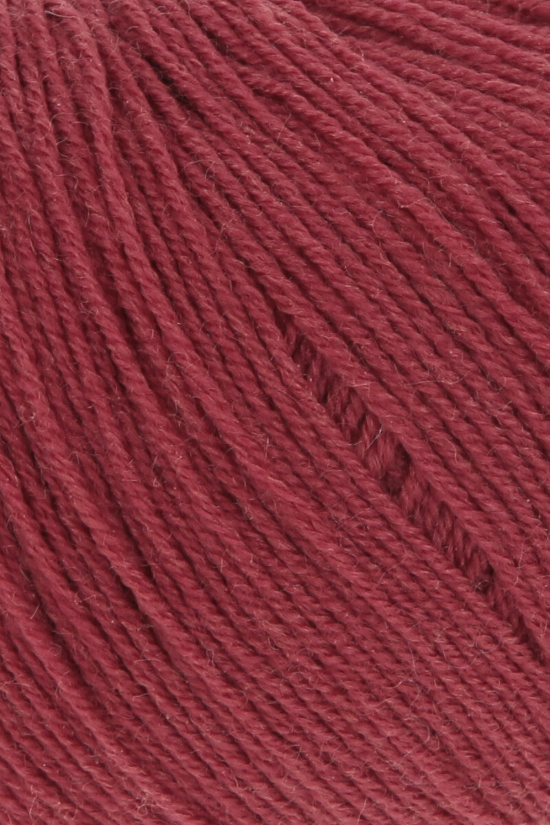 Lang Yarns Merino 400 Lace – 25g / 200m – Wine (0361) – detail