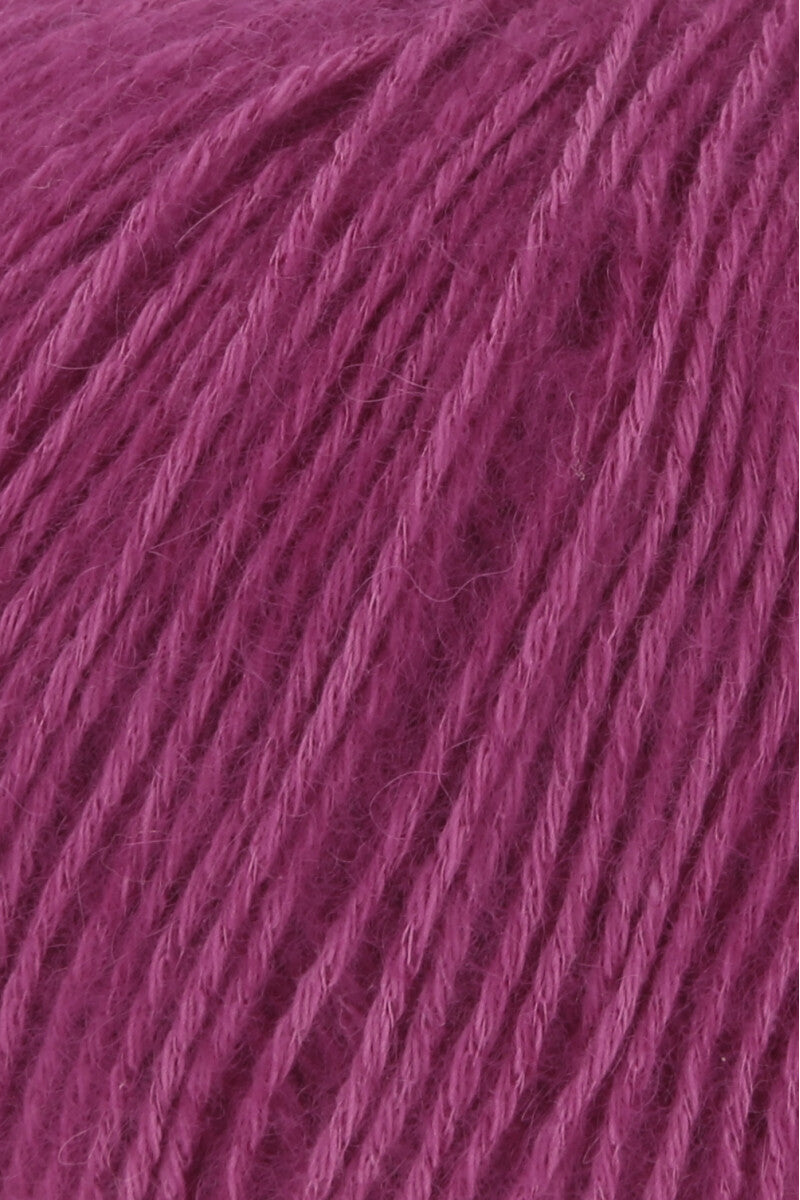 Lang Yarns Regina – 50g / 175m – Fuchsia (0066) – detail