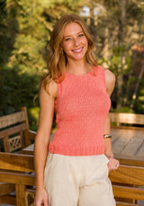Circulo Aloe Vera Yarn 121m / 100g - Woman wearing a pink sleeveless top outdoors with greenery in the background