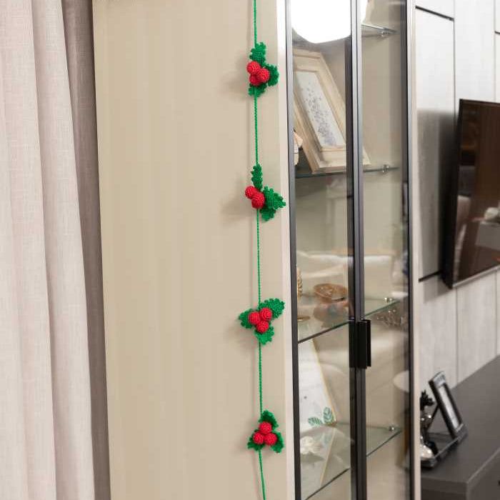 Circulo Amigurumi Sparkle 149 m / 80 g - Decorative garland with red berries and green leaves.